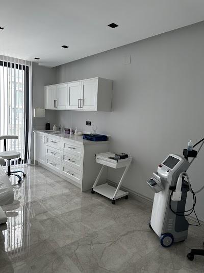 Uzm. Dr. Dürdane Adanacıoğlu Kliniği - Botoks, Dudak Dolgusu, Ozon Tedavisi, PRP ve Medikal Estetik