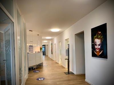 Frau Dr. med. dent. Julia Bull